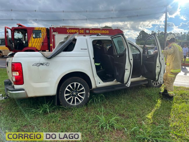 Acidente entre ônibus escolar e caminhonete deixa idoso ferido no trevo