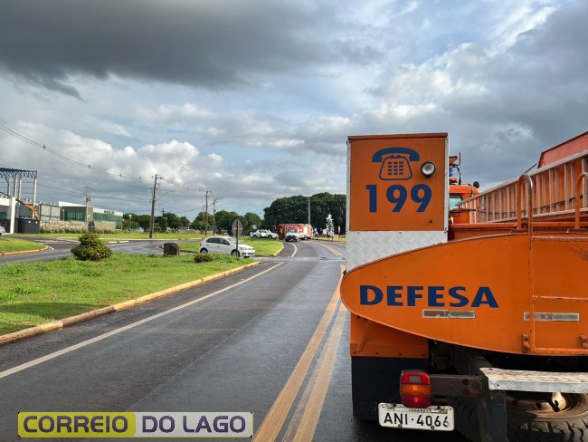 Acidente entre ônibus escolar e caminhonete deixa idoso ferido no trevo