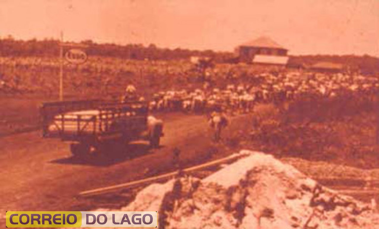 Boiada atravessa a cidade de Santa Helena, percorrendo a Avenida Brasil em 1965. O gado vinha desde o Mato Grosso e era comercializado em Foz do Iguaçu. A construção em destaque ao fundo da foto é o antigo Hotel Simioni. Atualmente, reformado, é o Hotel Grande Lago.