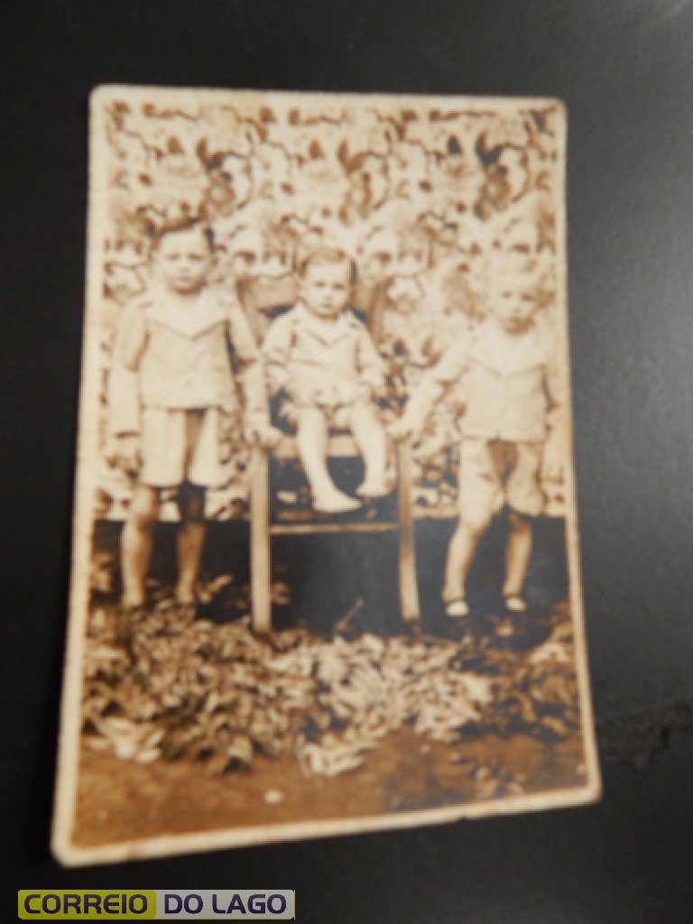 Bronildo Bender, primeiro da esquerda da foto. Na sequência os irmãos Arlindo e Seno Bender. Década de 1940. Santo Ângelo RS.