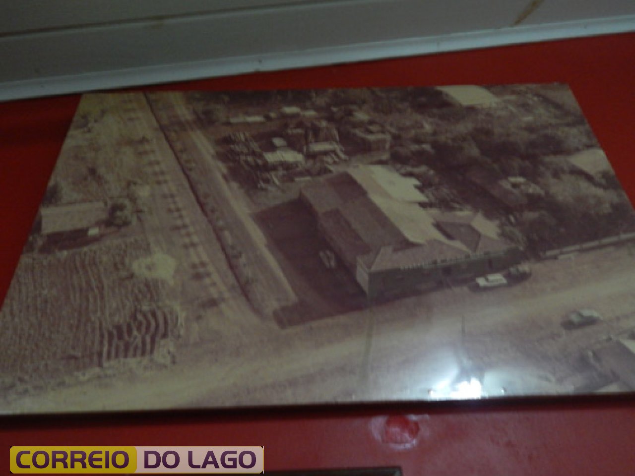 Visão panorâmica da marcenaria Kozerski a direita. A esquerda Av. Paraná, década de 1970 despovoada.