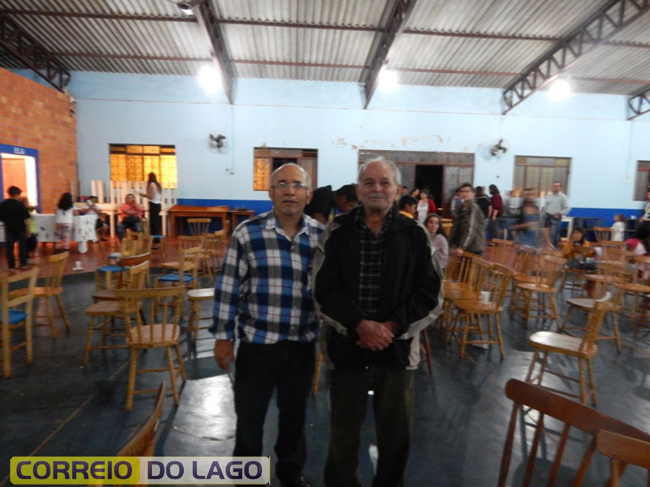 Prof. João e Mário Noro - morador de Sta Helena Velha a 84 anos. Na década 1950-60 possuía um comércio naquela localidade. Moradores da Sede (SH) comprava produtos no seu armazém. F. 2014.