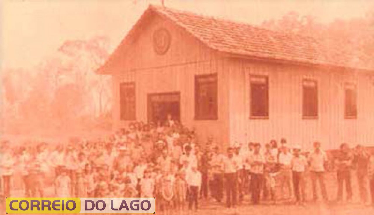 Moradores da comunidade de Sub Sede fotografados diante da Capela Católica, em 1968. Na década de 1990 foi transportada para o Bairro São Luiz e ali permaneceu como templo religioso até ser construída outra Igreja de alvenaria naquele espaço.