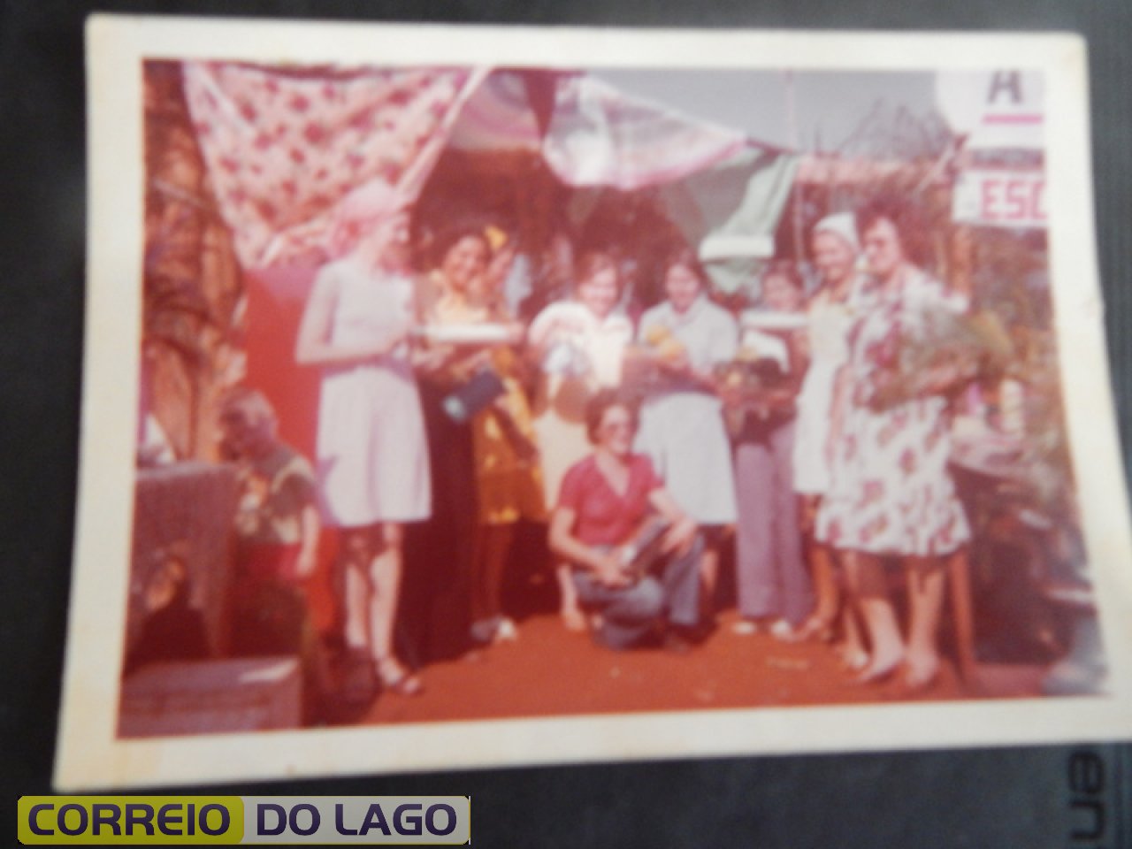 Festa de confraternização entre os funcionários e professores da Escola Marechal Deodoro da Fonseca. Década de 1970. Maria Webber é a 2ª da direita (gorro branco) para esquerda da foto.