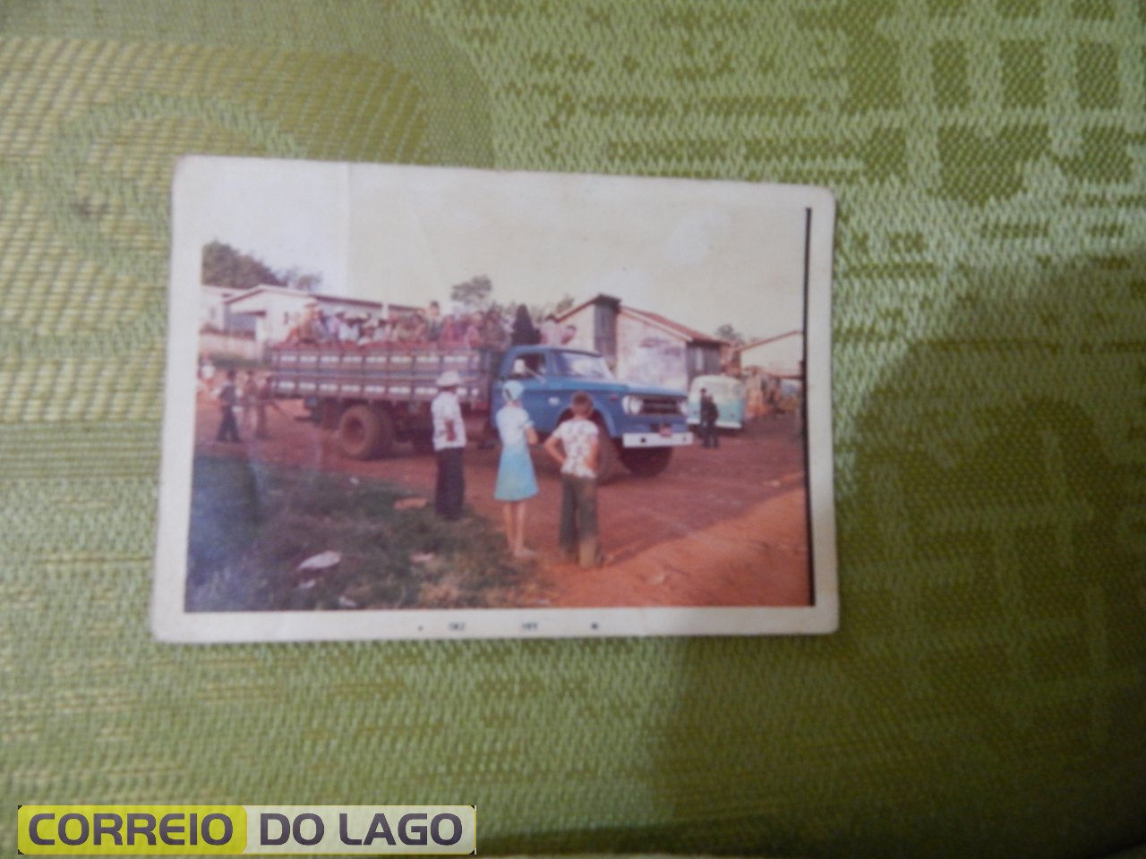 Caminhão do Sr. Marcelino José Galvão transportando os boias-frias ao trabalho. Local: centro de Vera Cruz do Oeste. Década de 1970.