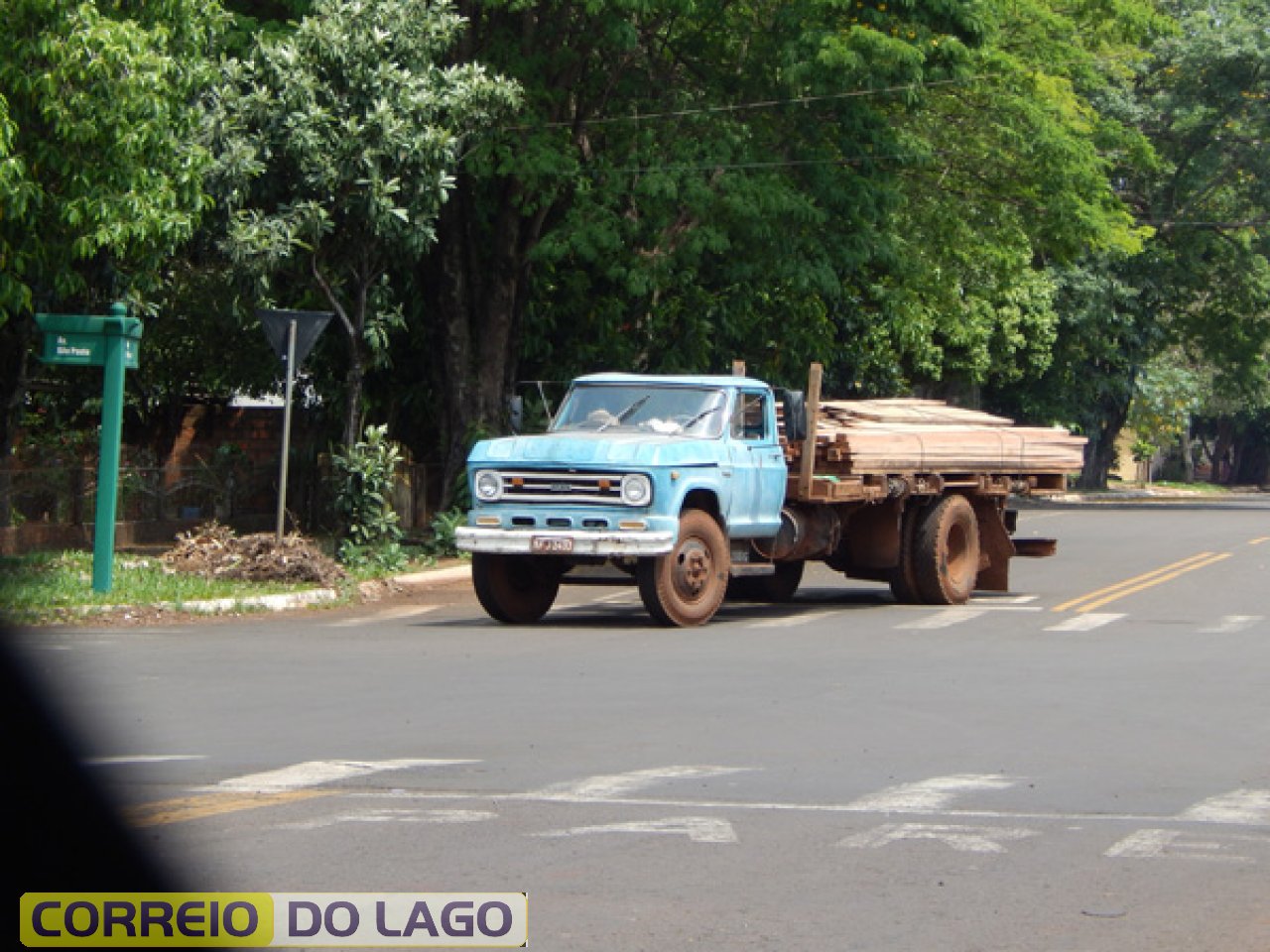 Paulo Becker entregando madeiras na Rua Paraguai. Outubro de 2014