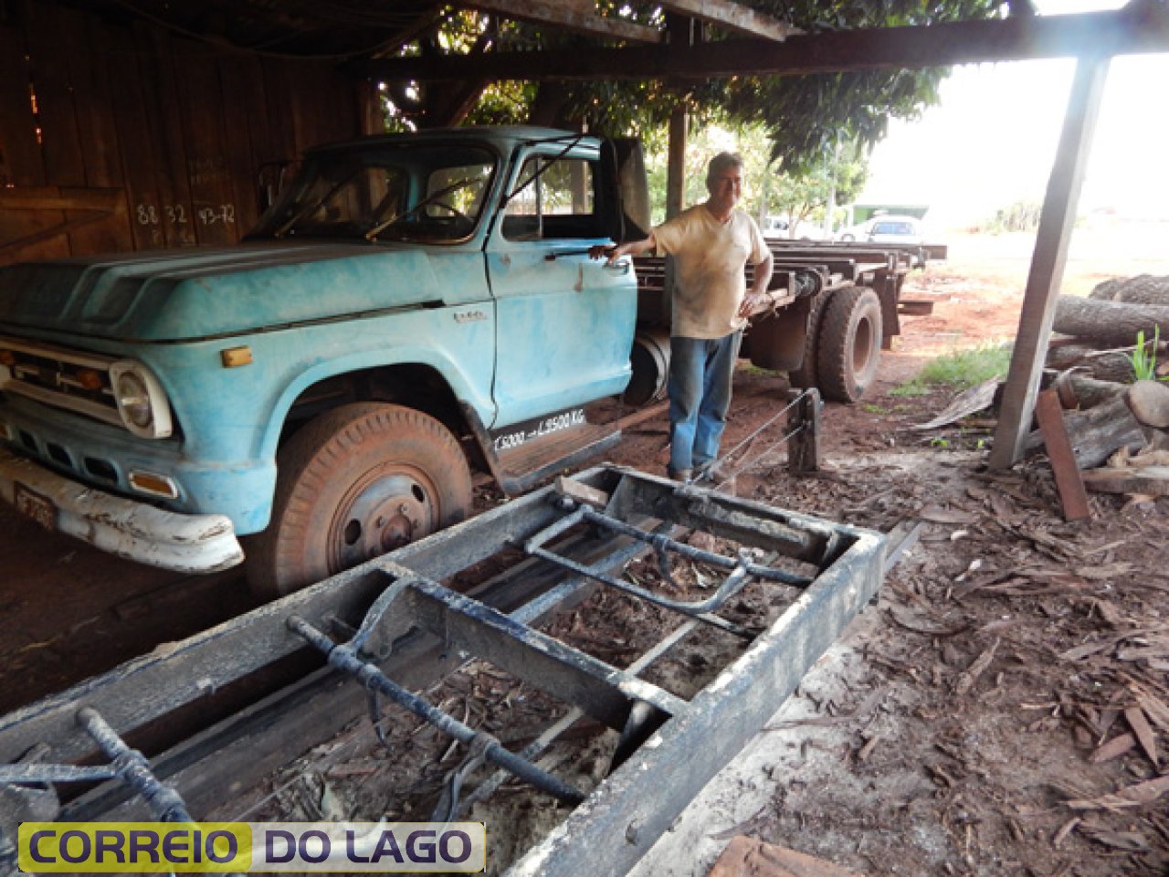Caminhão  que  Paulo Becker alugou para transportar madeiras, após osofrer um acidente no mês de agosto de 2014. O veículo ficou destruído