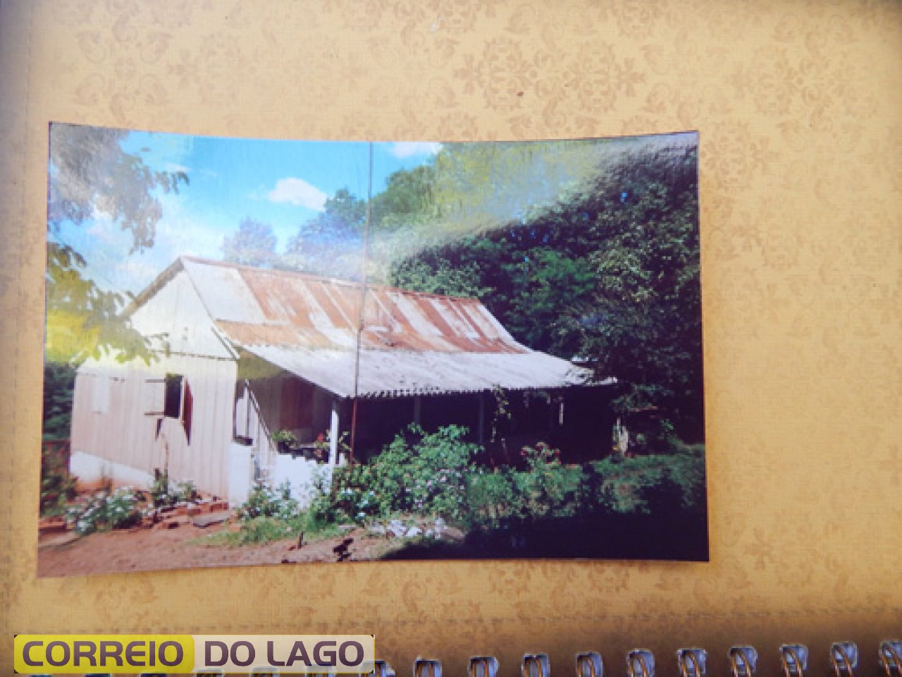 Residência Rural em Santo Ângelo (Colônia Buriti) RS. Nesta casa nasceu Veleda Bender em 1942. A referida casa continua servindo de moradia. O casal Bender ao visitar os parentes no RS fotografou-a no Ano 2010.