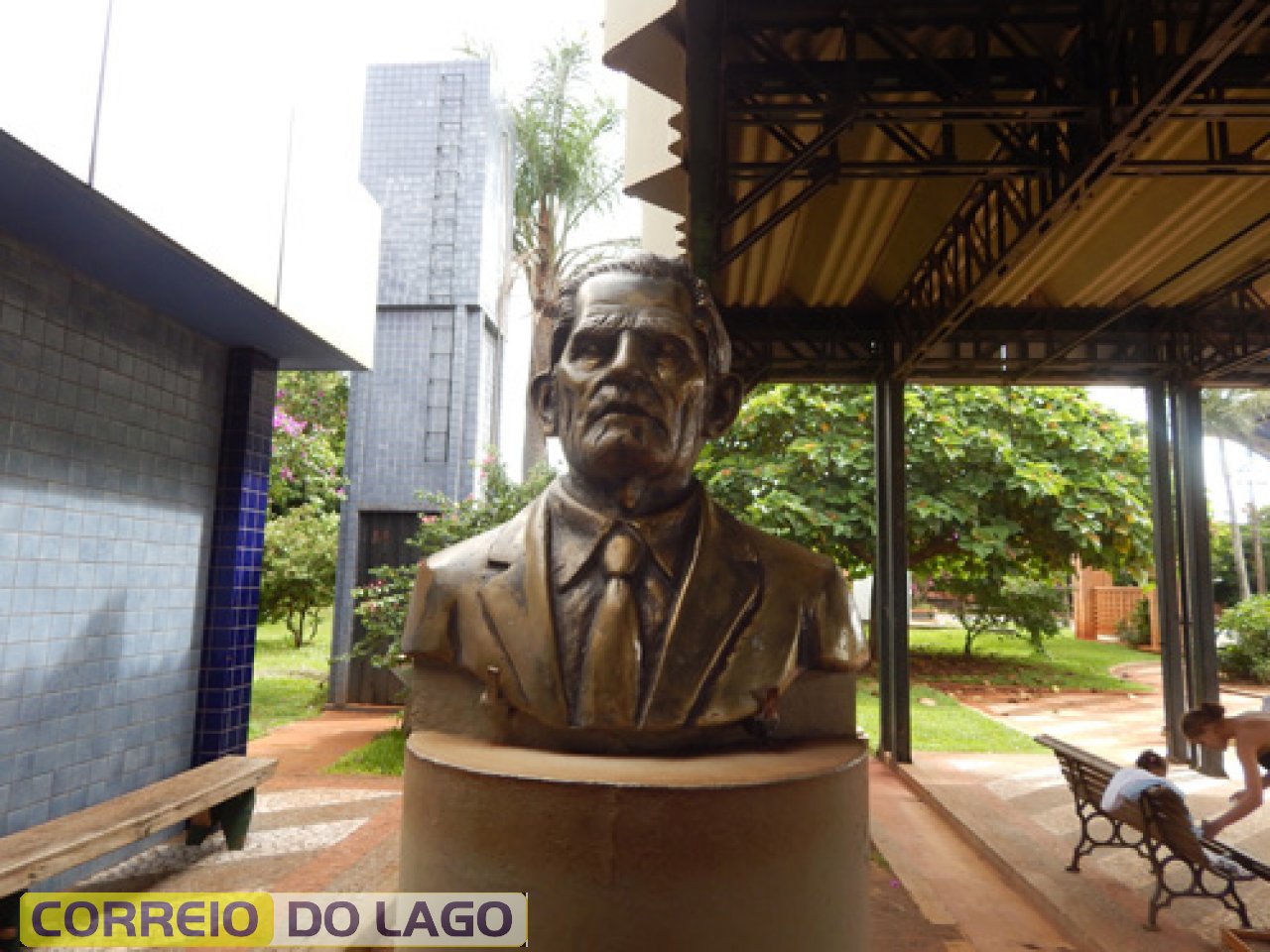 Busto de Marino Carvalho da Silva. Fixado na entrada do terminal rodoviário de SH que leva seu nome.