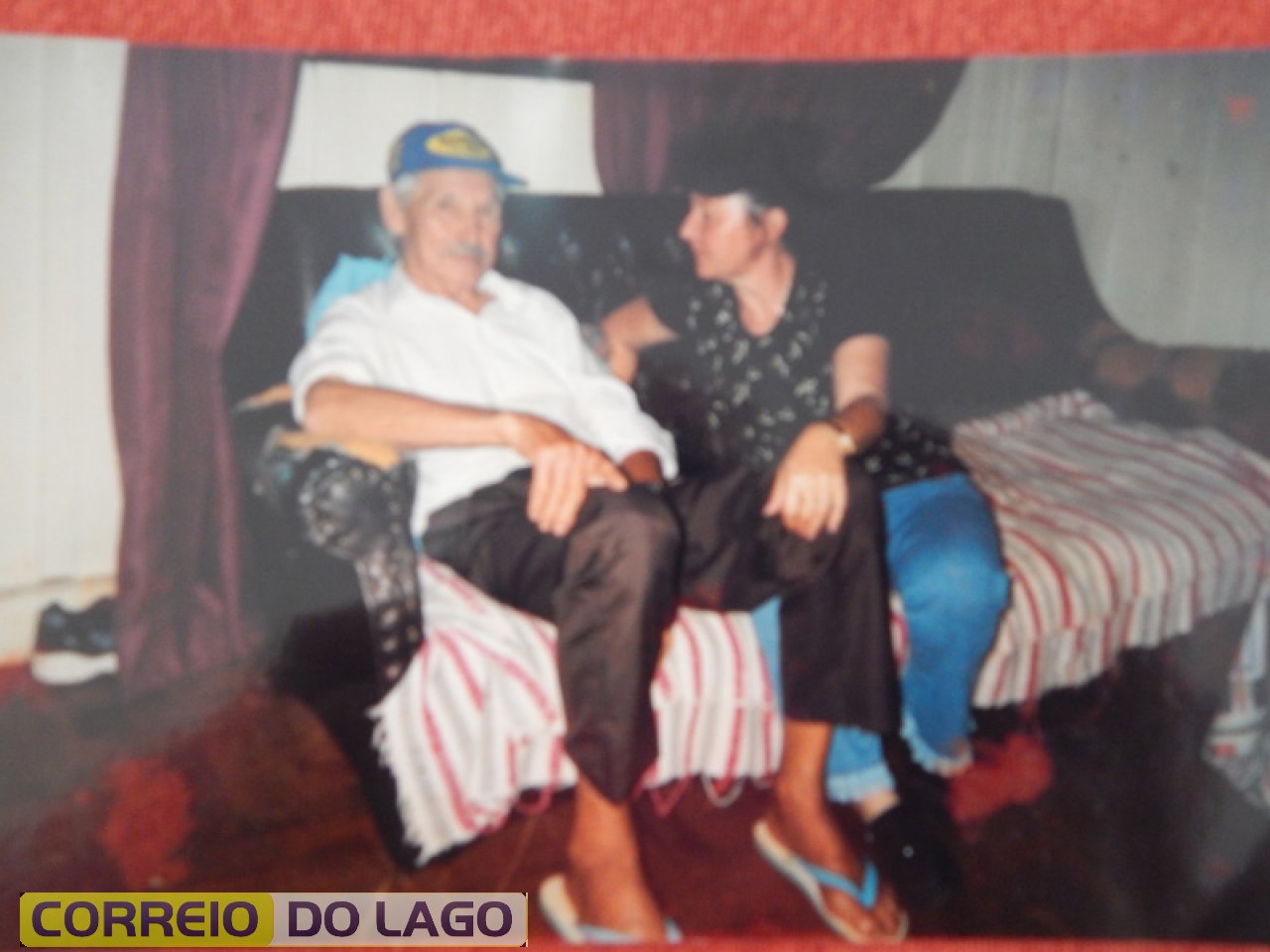 Pedro Ribeiro da Cruz (boiadeiro - carreiro e agricultor) e a filha Beatriz. Na sua residência em Assis Chateaubriand. Década de 1990.
