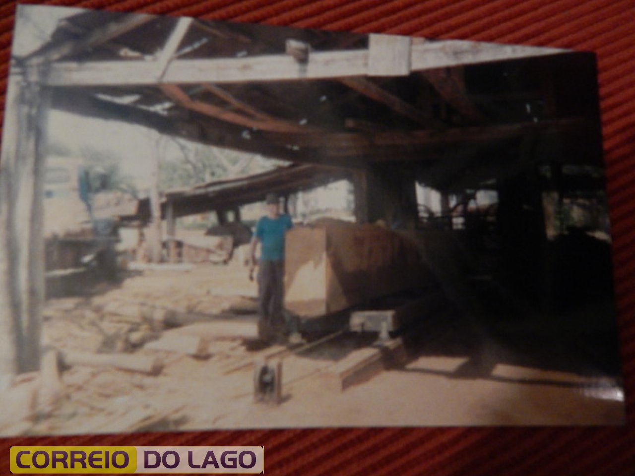 Tora de Ipê sendo serrada. Ano de 2002. Paulo Becker que aparece na foto. Segundo Paulo a madeira retirada dessa tora foi construído o antigo Salão Ipê do Bairro São Luiz