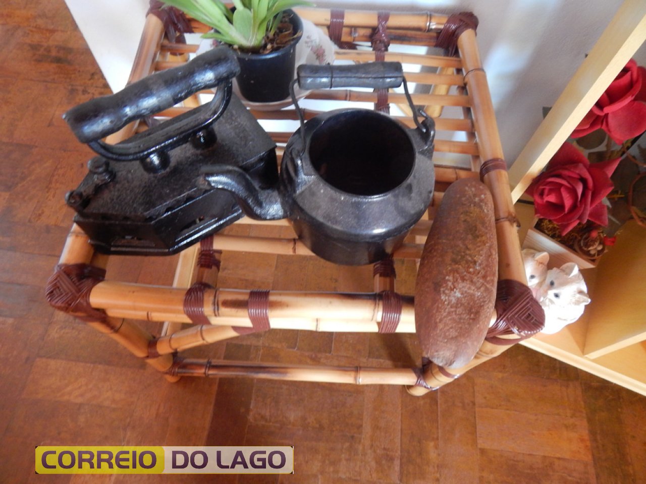 Utensílios domésticos usados no passado pela família de Marino (chaleira e ferro de passar roupas)