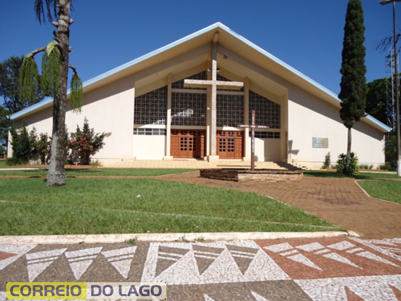 Igreja Católica Santo Antônio, inaugurada em 1982. Atualmente em reformas (2015).