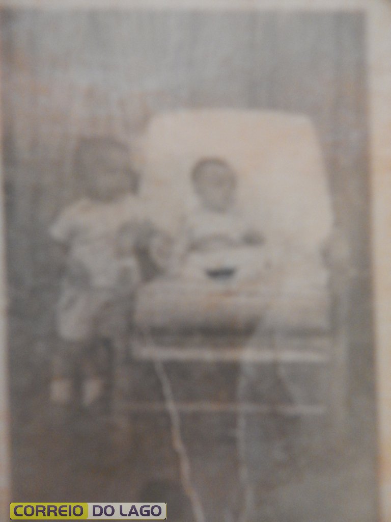 Alcides Filho e a bebê Marta Rosa Correia. Vera Cruz do Oeste. Ano de 1968.