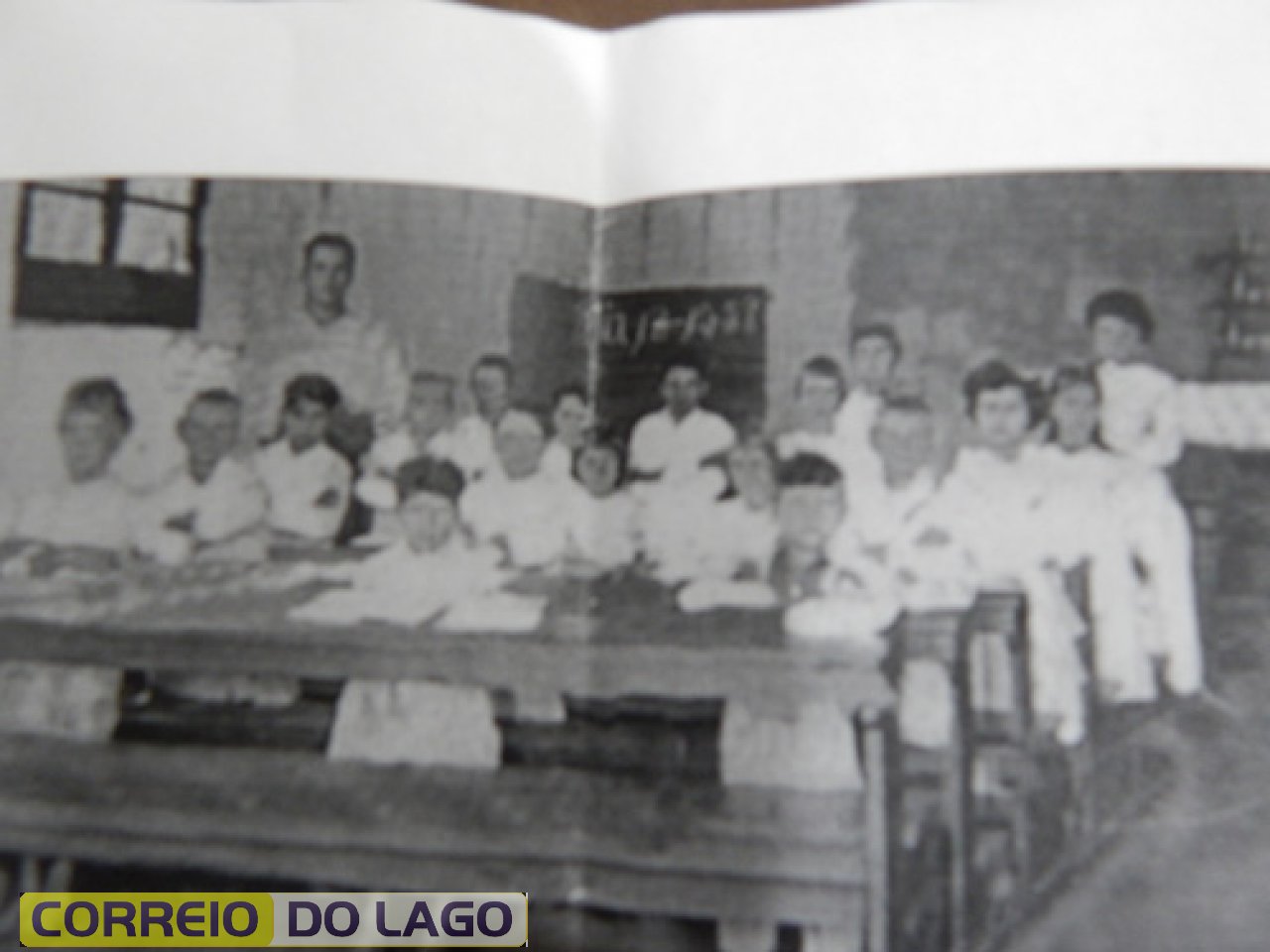 Primeira turma de aluno de SH (1958). Estudavam na Igreja Católica da foto anterior. Primeiro professor Luis de Bona Neto. Contratado pela Empresa de Colonização Agrícola Madalozzo. É a pessoa que aparece a esquerda da foto em pé.