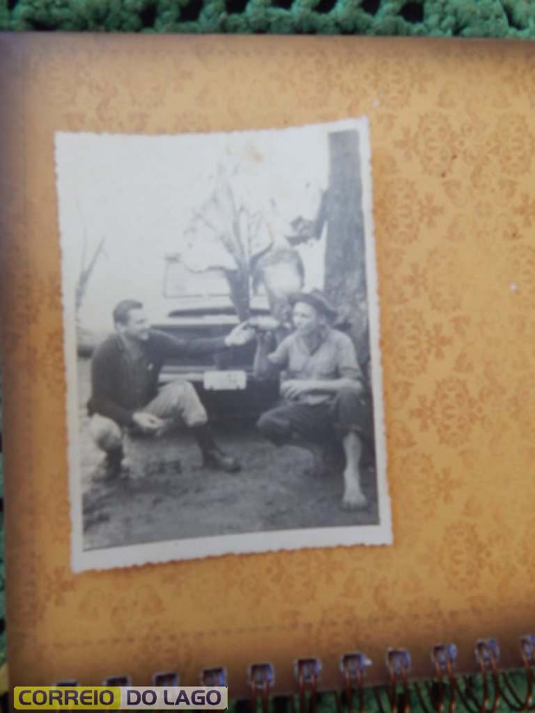 Inspetor de polícia Armindo Seibert de São Clemente e o coordenador do Incra (esquerda) tomando uma cerveja após pescaria. Início da década de 1970.