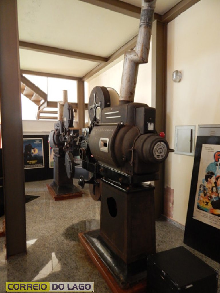 Projetores de filmes do antigo Cine Remonti. Estes materiais encontra-se guardados nas dependências do antigo cinema, hoje Casa da Cultura. Foto/2014. 