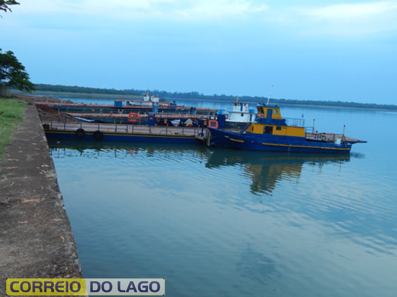 Balsas que fazem a travessia do lago de Itaipu, Porto Internacional de SH – Brasil/Paraguai. Foto/2014.