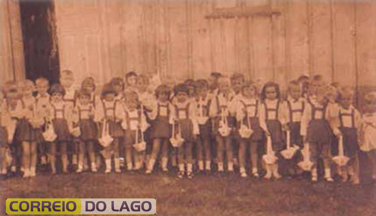 Meados da década de 1960. Primeira turma do jardim de infância da Igreja Evangélica de Confissão Luterana no Brasil posa ao lado de onde está o atual prédio igreja, na Praça Santo Dumont.