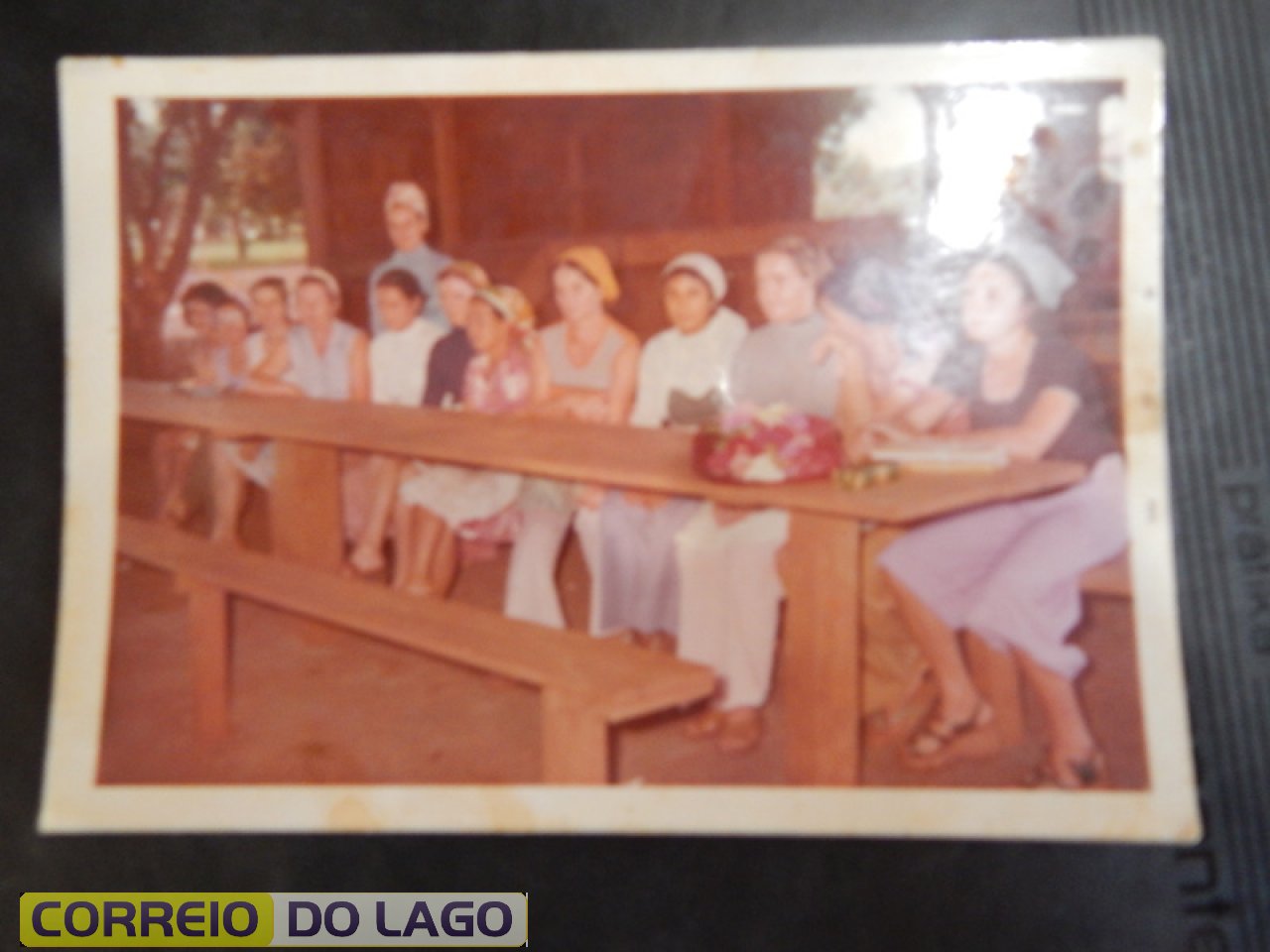 Reunião de professores e funcionários da Escola Marechal Deodoro da Fonseca. A Sra. Maria Webber é a que está de gorro branco na cabeça.  Década de 1960.