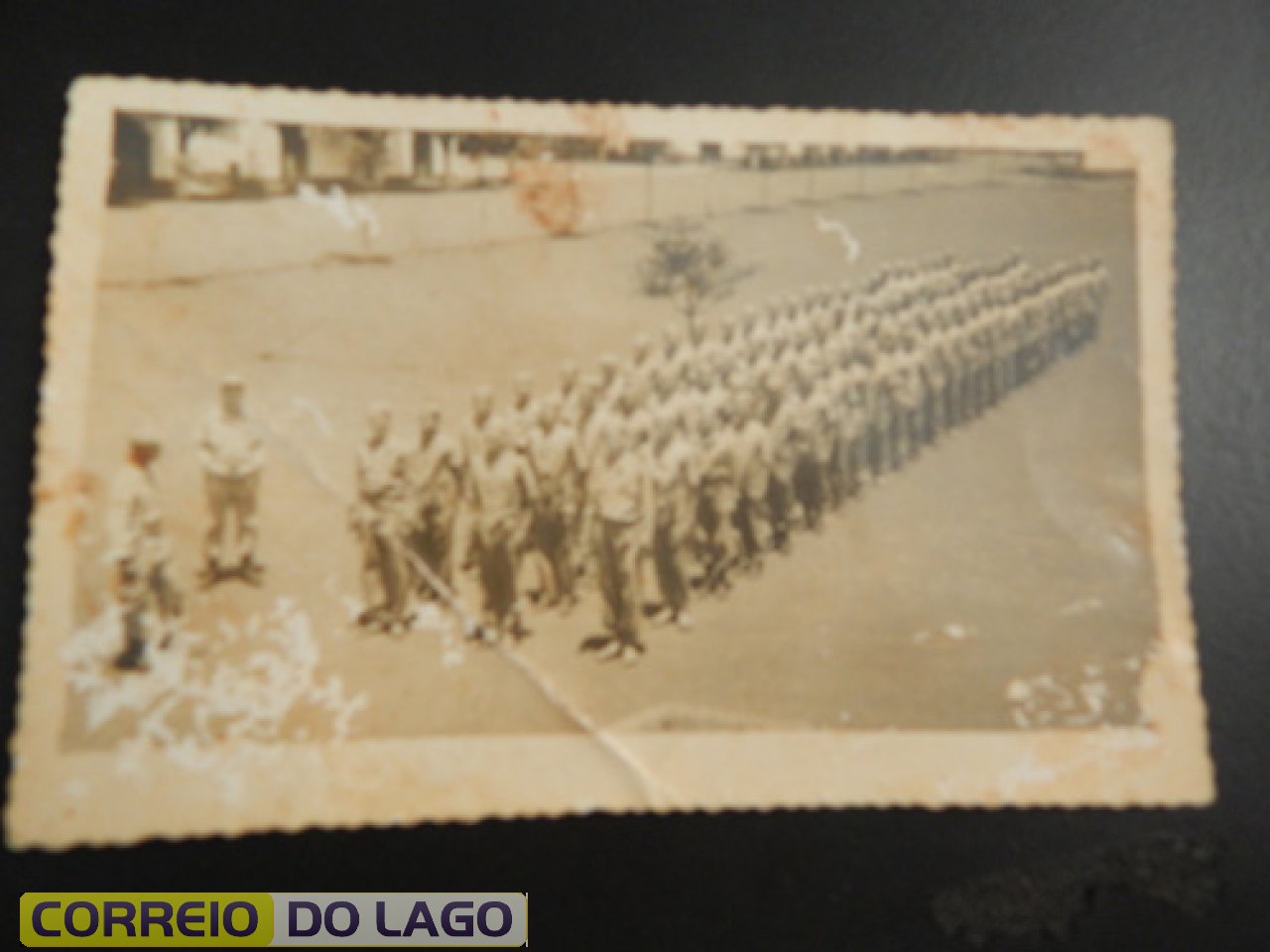 Pelotão do exército da cidade de Santo Ângelo RS. Bronildo Bender é um dos integrantes deste agrupamento militar. Década de 1950.