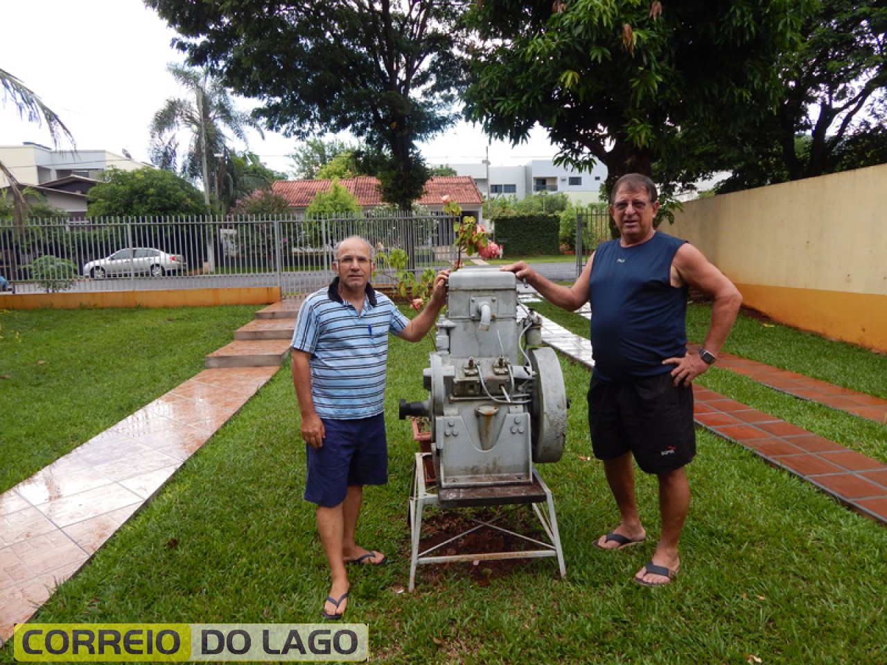 Professor João Rosa Correia e Luis C. Kozerski e o motor Vicstron.