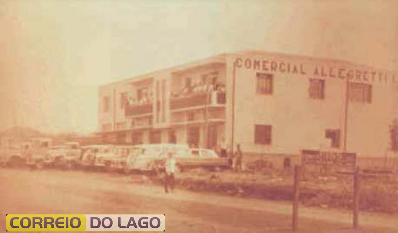 Avenida Brasil, em 1965. Inauguração da Comercial Allegretti, um dos primeiros empreendimentos comerciais construído em alvenaria, na cidade de Santa Helena.
