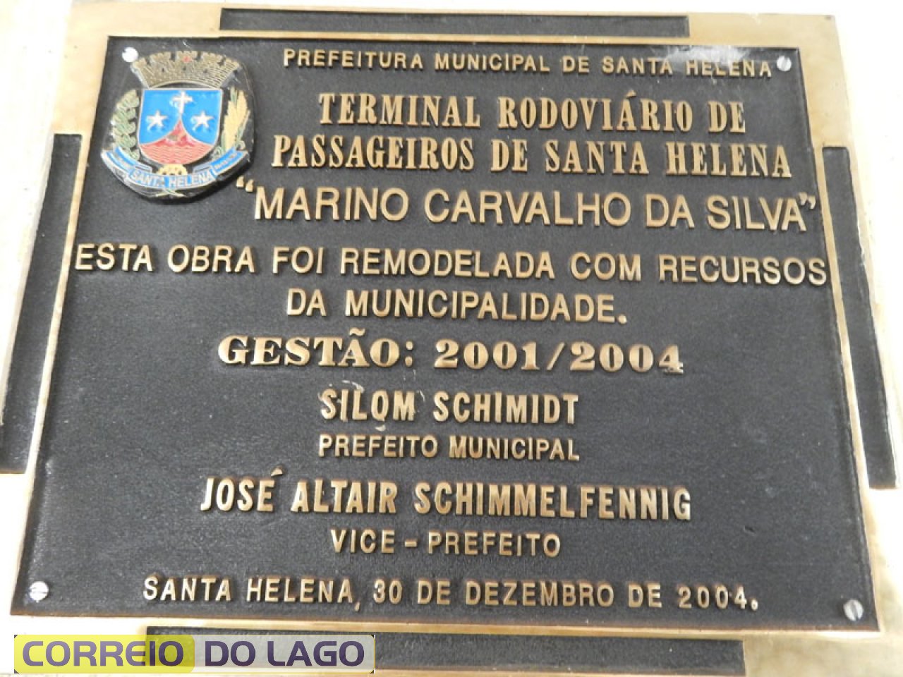 Placa em homenagem a Marino Carvalho da Silva. Fixada no interior da rodoviária de SH.