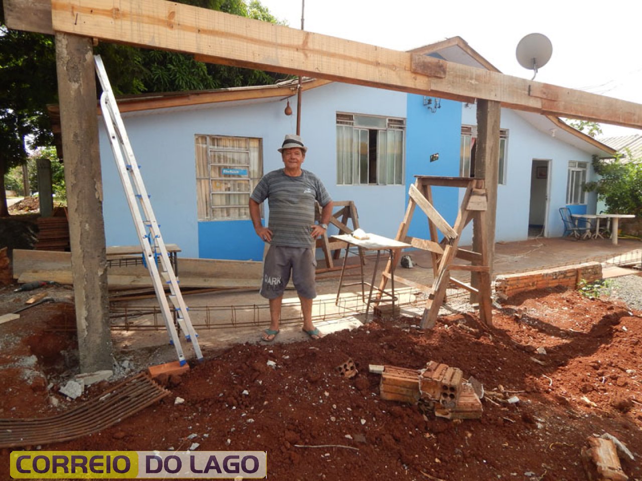 José Carvalho da Silva reformando sua residência. Bairro São Luis. Rua Pará 560.