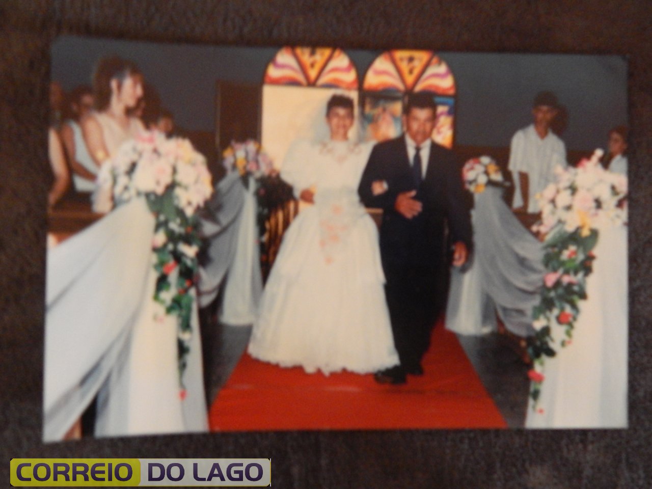 Casamento de Maria Aparecida Correia com Paulo Buffon, acompanhada de seu pai Alcides Rosa Correia. Ano de 1995 Vera Cruz do Oeste.
