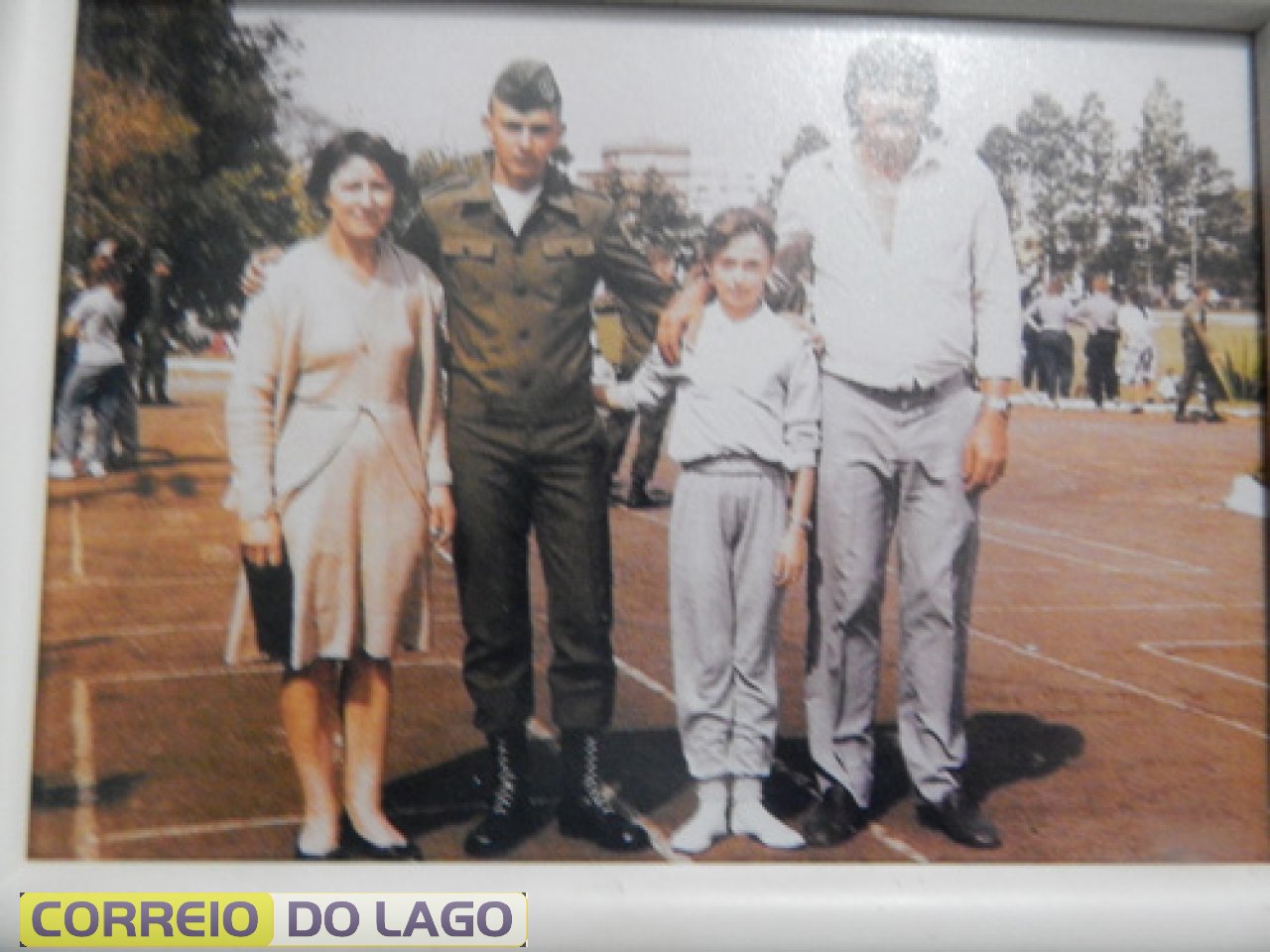 Família Arnold. Esquerda para direita Herena, Rogério, Regiane e Aldair. Local quartel do exército de Foz do Iguaçu. Ano 1985.