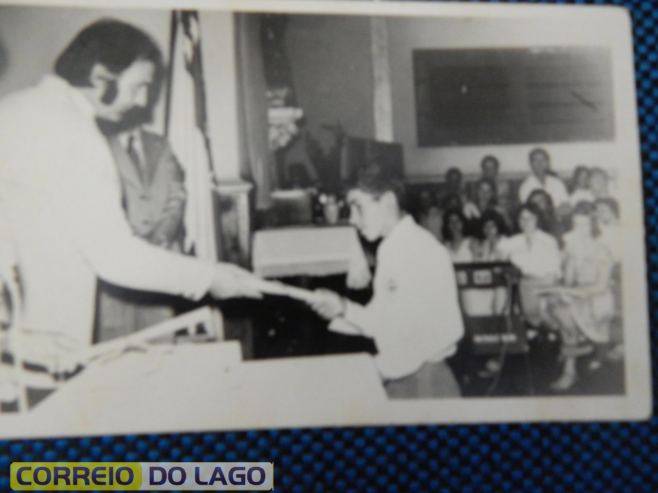 João Rosa Correia recebendo certificado de 8ª série das mãos do prof. Adelar Delatorre. Vera Cruz do Oeste 1976.