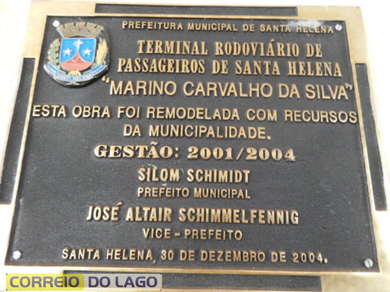 Placa em homenagem a Marino Carvalho da Silva. Primeiro chefe de família a residir na Sede do município de Santa Helena (20 de junho de 1957 – Bairro Vila Rica).