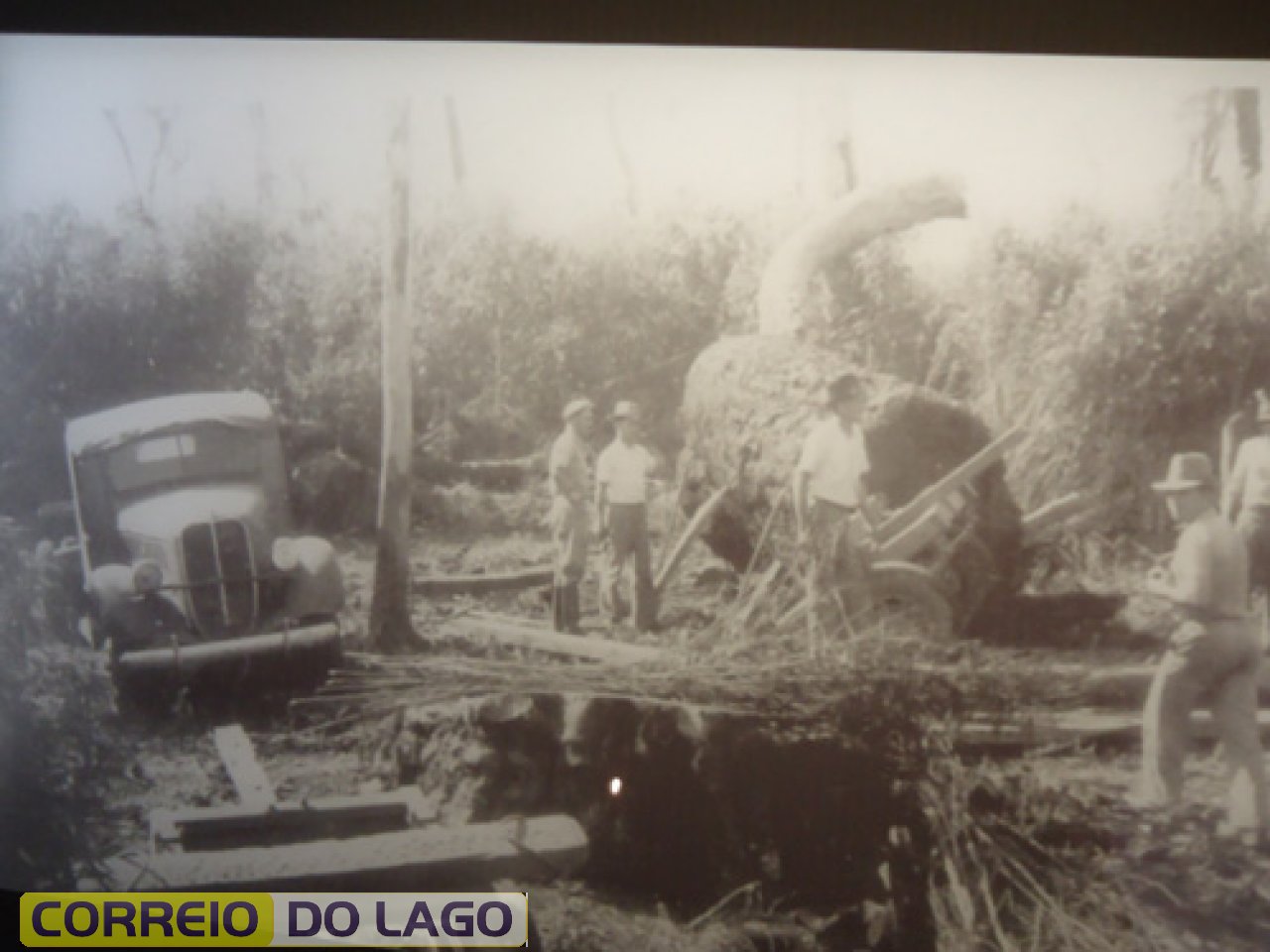 O caminhão que aparece na foto pertenceu a Alfredo Becker da Serraria Becker. Este caminhão (fabricação 1957) está no pátio da Serraria no Bairro Vila Rica SH.