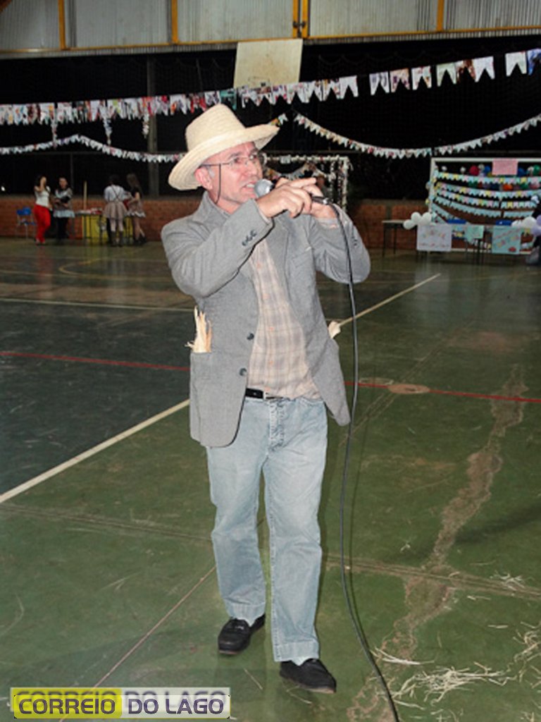 Professor João Rosa Correia há 22 anos narra festas juninas em Santa Helena. Na foto aparece narrando a do Colégio Castelo Branco. Julho de 2014.