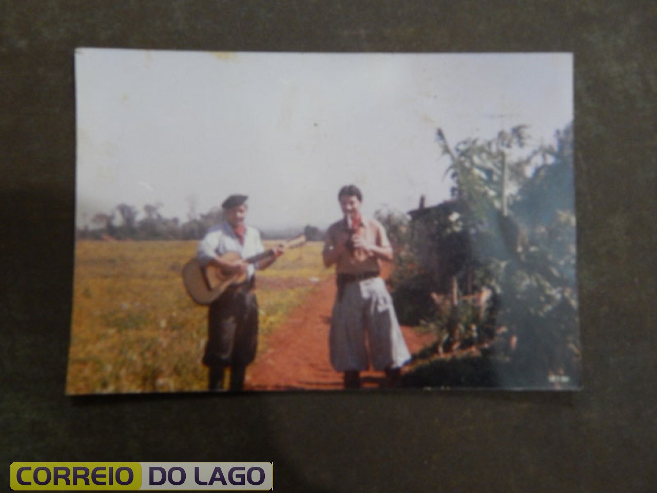 José Carvalho da Silva e seu violão. Ao lado o cunhado Dirceu residente em curitiba (passeio). Local - Mutirão 1 SH.