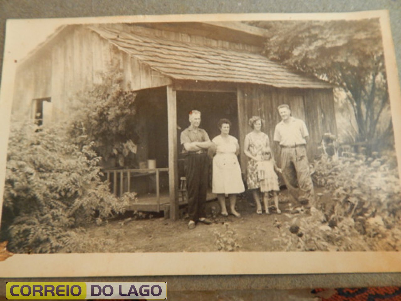 Residência de Elemar e Oniva Arend construída em 1958 (direita da foto) com a filha Karen Arend. SubSede –SH. Casal da esquerda: pais de Oniva: Edvino e Olídia Mayer. Casa coberta de tabuinhas. Local: ficava logo abaixo do cemitério da localidade. Indenizada pela Itaipu/1982.