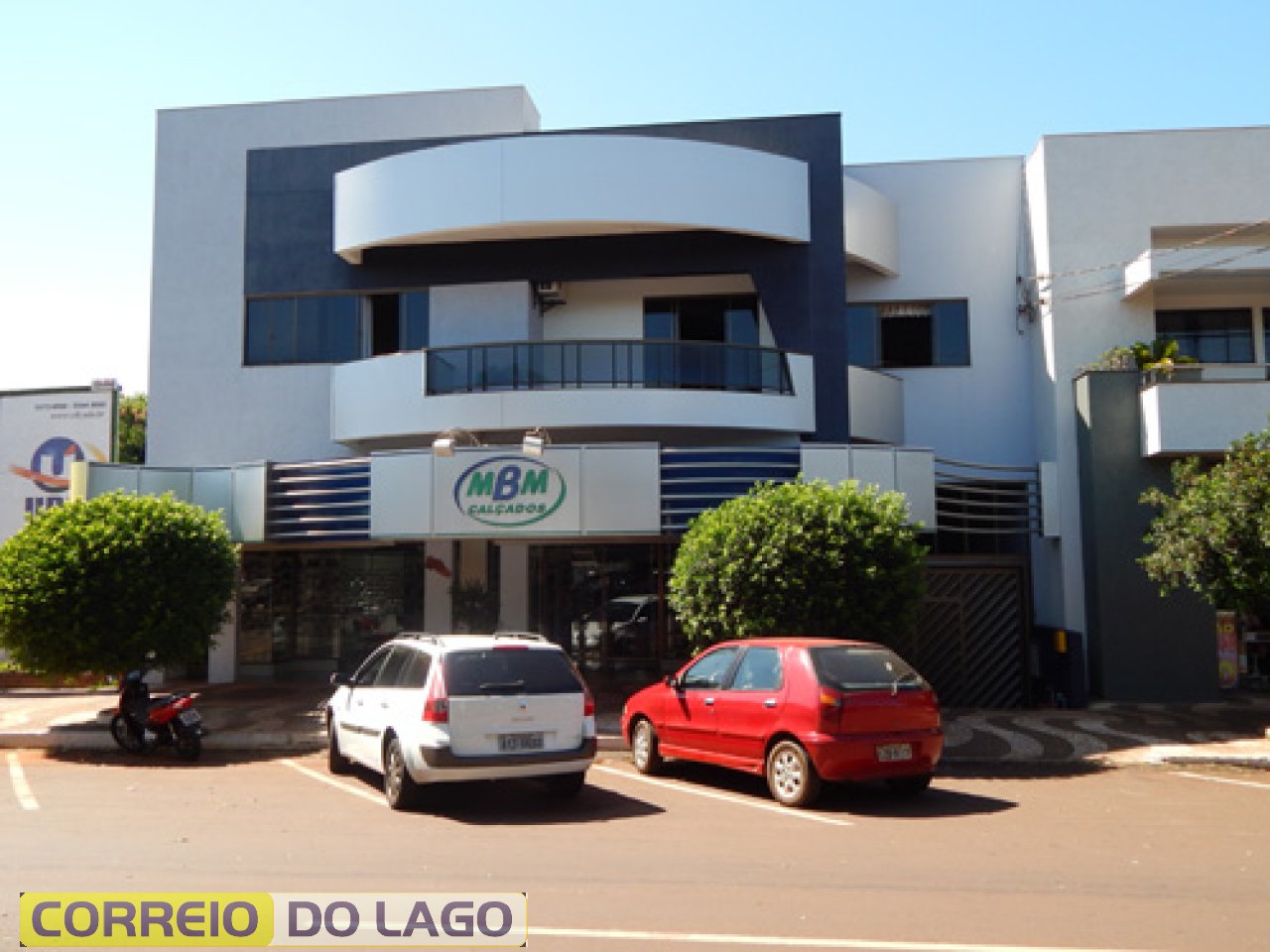 No local da outrora Casa Barraquinha encontra-se o imponente prédio da Loja MBM Calçados. Avenida Brasil SH. Foto 2014. 