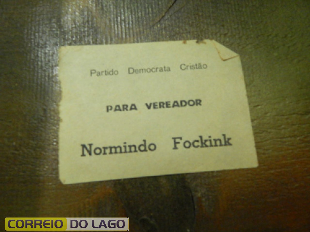 Tipo de material usado antes das eleições para informar o nome do candidato e partido. Início da déc. de 1960.