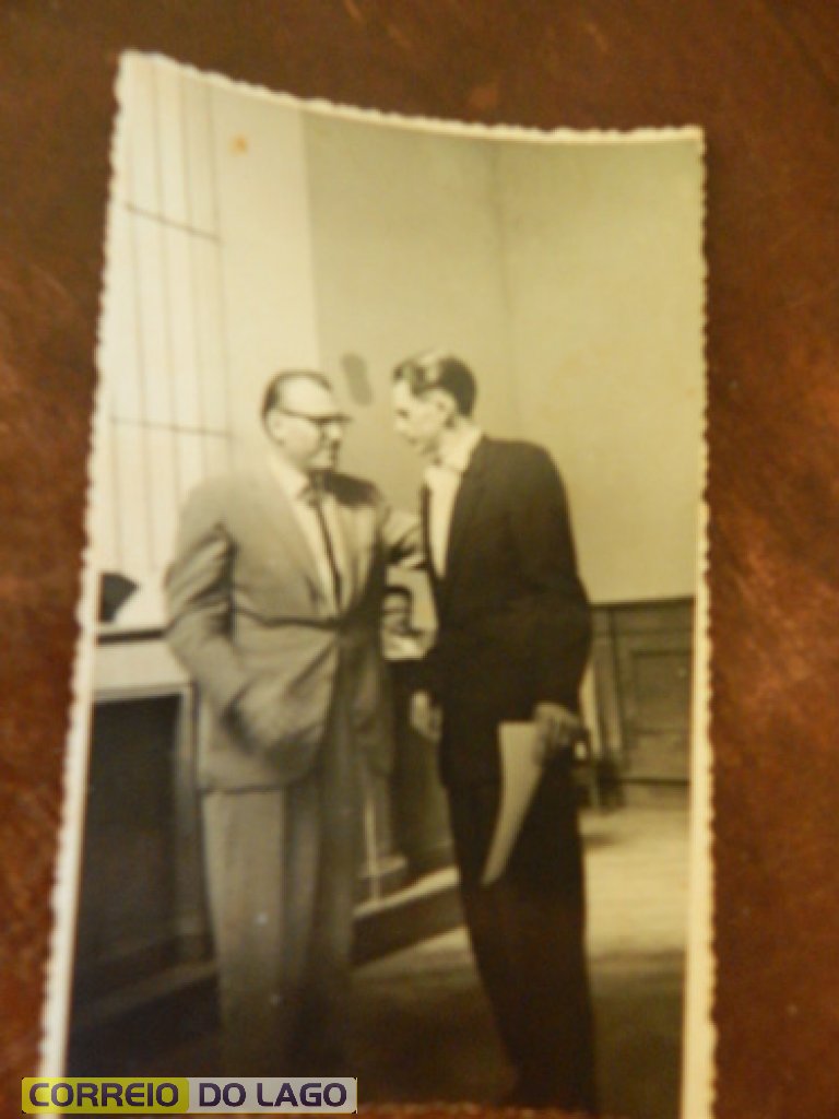 Esquerda do foto - Ângelo Darol (ex-prefeito de Medianeira). Direita Normindo Fockink após receber o diploma de Vereador por Santa Helena (1961) quando o distrito pertencia a Medianeira.