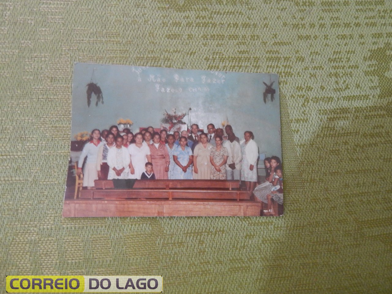 Ana Rosa Galvão e o grupo de fiéis da Igreja Assembléia de Deus. Vera Cruz do Oeste. Década de 1990.