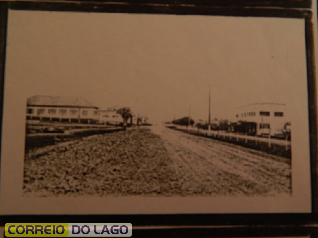 Observe o prédio à direita da foto. Construído em 1974. Atualmente funciona a Farmácia São Luiz e outros empreendimentos. Avenida Brasil na década de 1970.