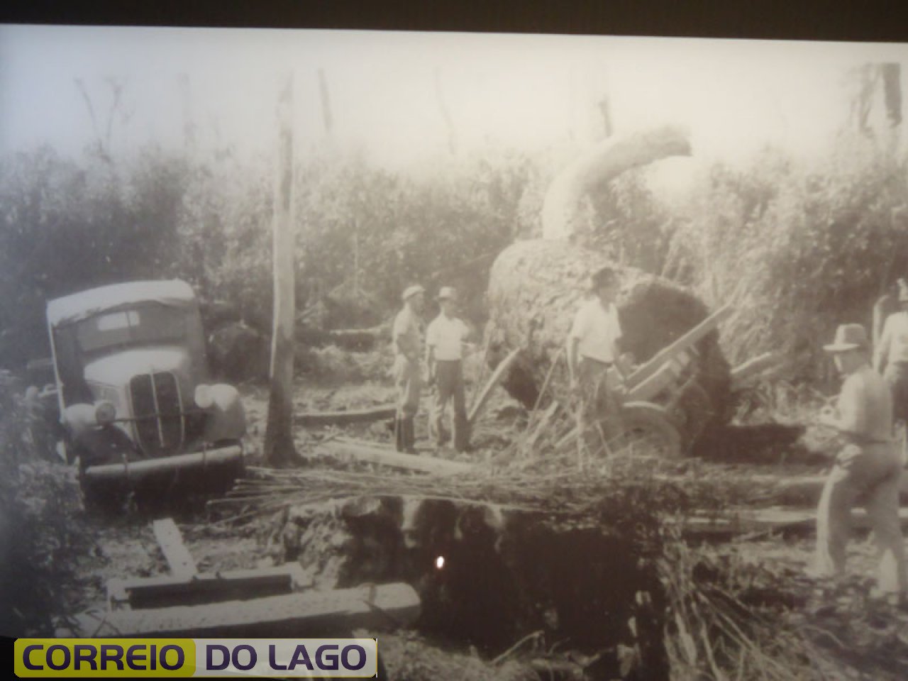 O caminhão que aparece na foto pertenceu a Alfredo Becker da Serraria Becker. Este caminhão (fabricação 1957) está no pátio da Serraria no Bairro Vila Rica - Santa Helena.