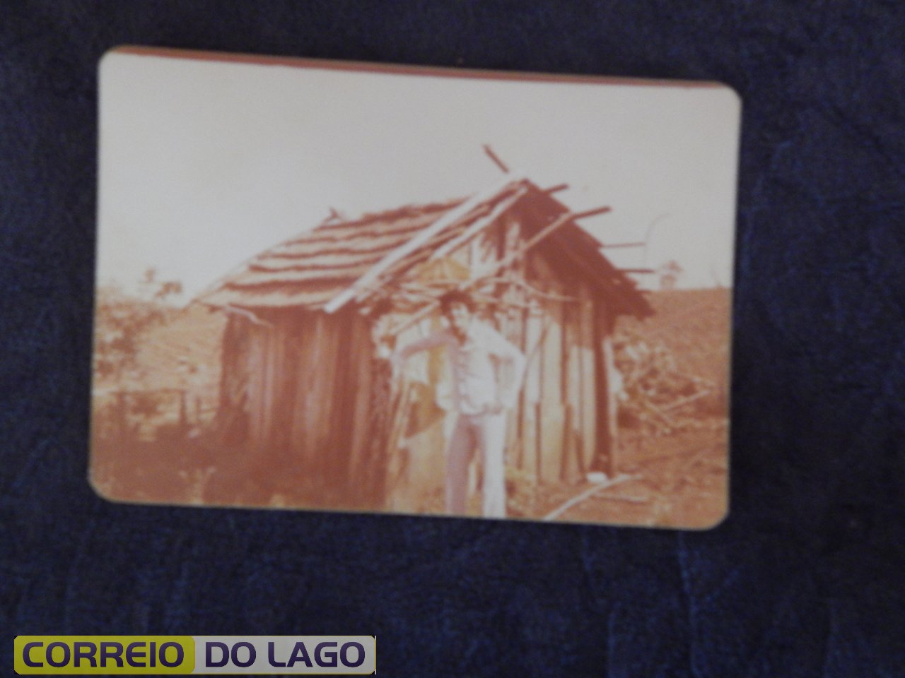 Antonio Rosa Correia visitando os primos do norte do Paraná. Região de Santa Cecília do Pavão. Neste galpão vivia a vó Ana, mãe de Maria Moreli Correia. Década de 1980.
