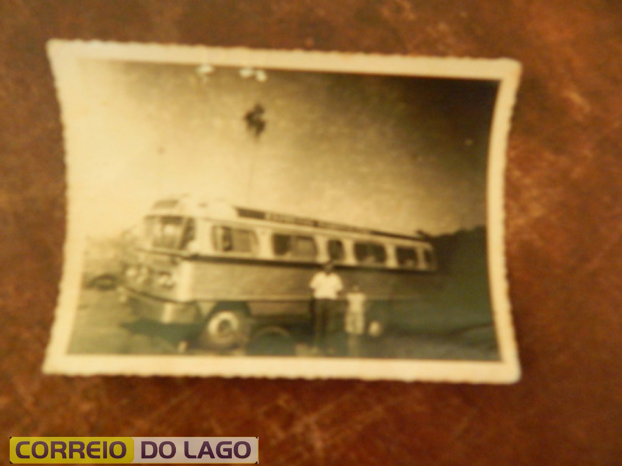Ônibus da empresa Maringá que fazia o trajeto Guaíra-Santa Helena-Foz do Iguaçu. Década de 1960. Esta foto foi tirada defronte ao Posto Ipiranga de SH.