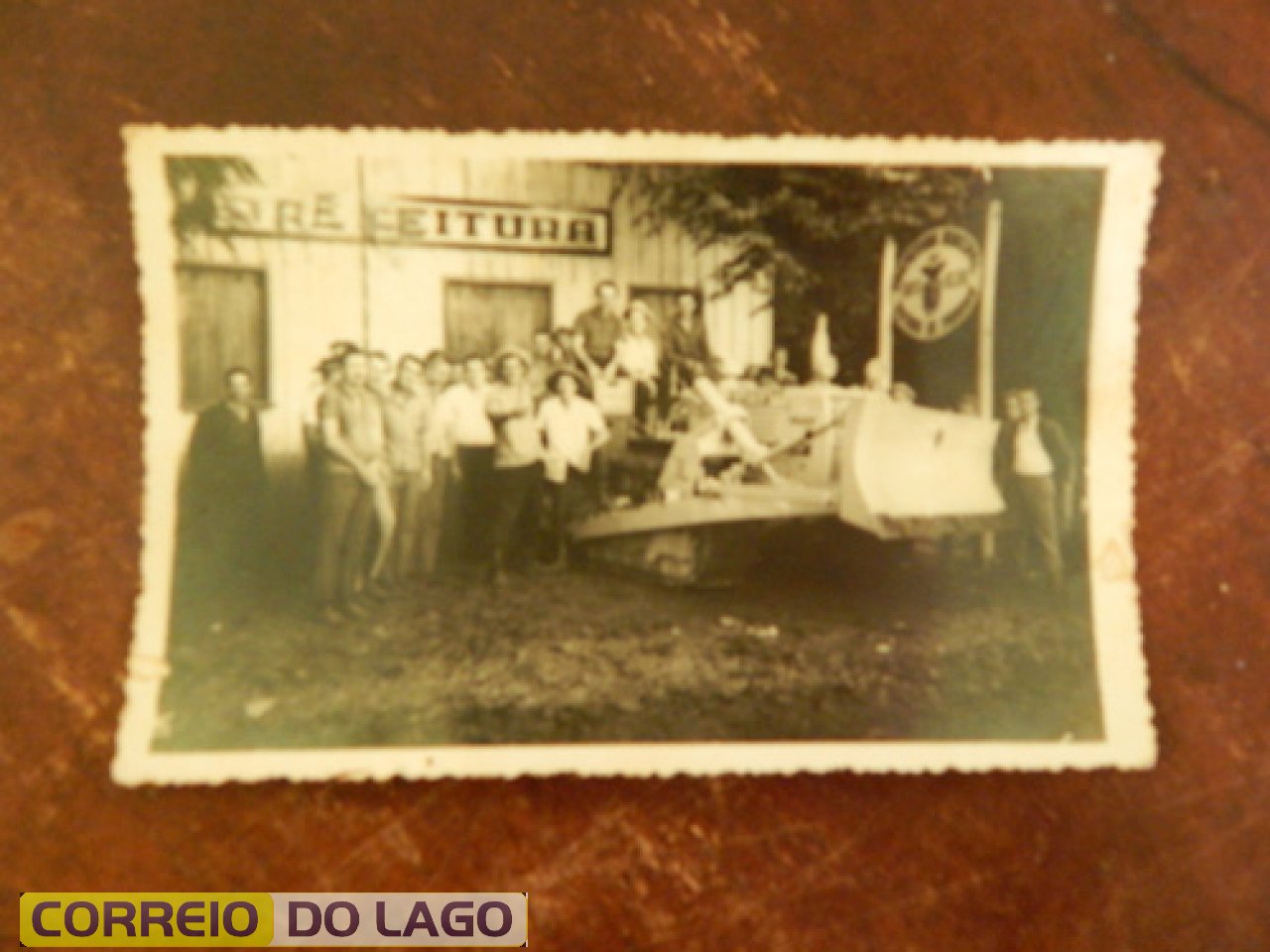 Primeira patrola adquirida pela prefeitura. Gestão de Arnaldo. Nesta foto aparece o prefeito e funcionários da prefeitura na época. Final da década de 1960.