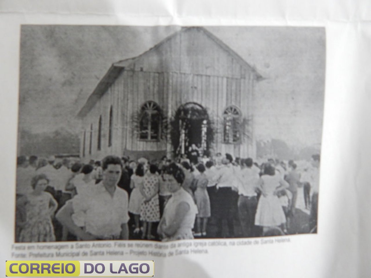 Igreja Católica que serviu de Escola. Estava instalada onde atualmente está o centro de informações na Praça Central Antônio Thomé SH.