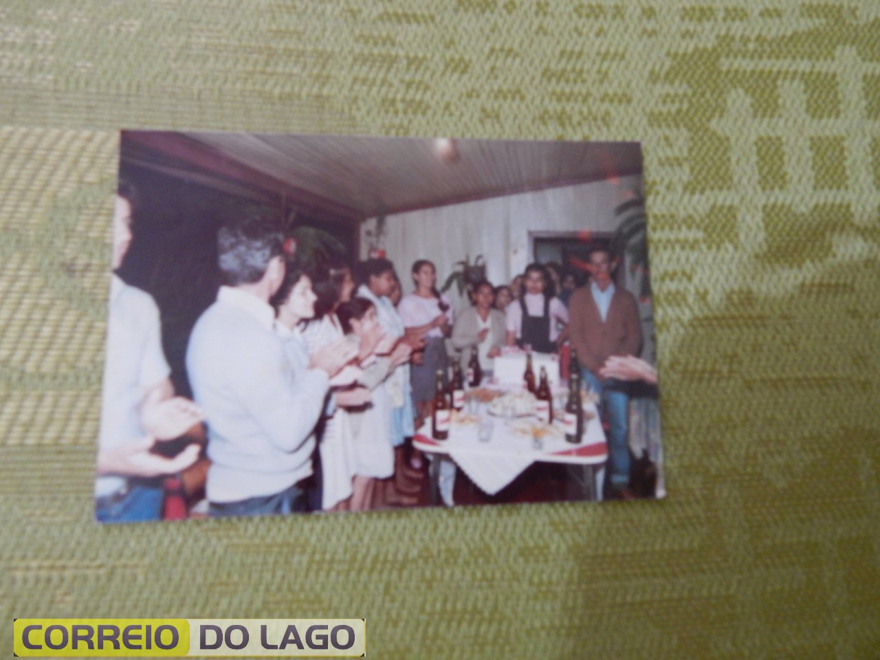 Família Correia participando de uma festa de aniversário do Sr. Marcelino José Galvão. Década de 1980, Vera Cruz do Oeste.