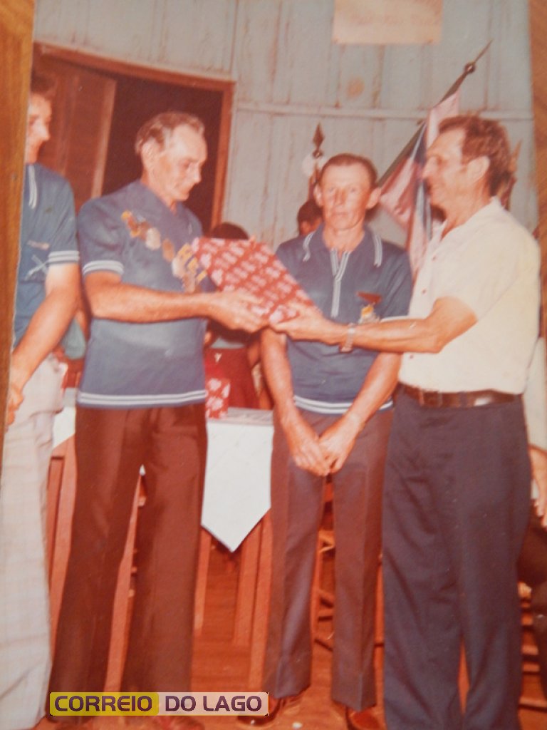 Freno da esquerda recebendo prêmio de campeão de tiro. Salão Verde SH. Década de 1970.