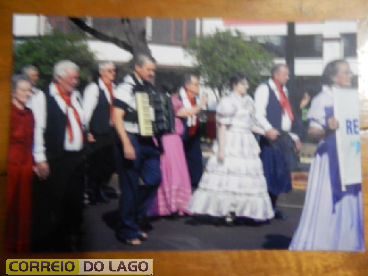 Aldair (sanfona) participando de desfile cívico. set - 2013. Grupo Terceira Idade. Avenida Brasil SH